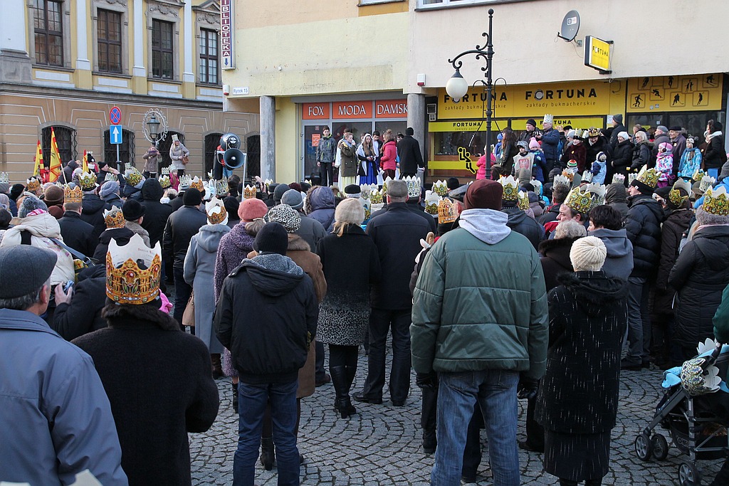 Tłum legniczan przeszedł w Orszaku Trzech Króli
