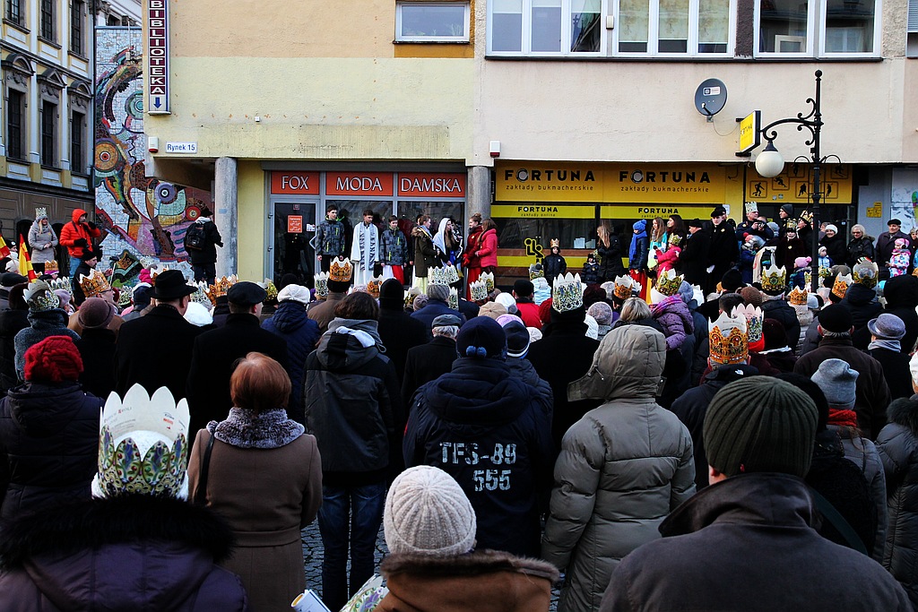Tłum legniczan przeszedł w Orszaku Trzech Króli