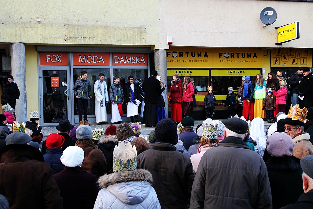 Tłum legniczan przeszedł w Orszaku Trzech Króli