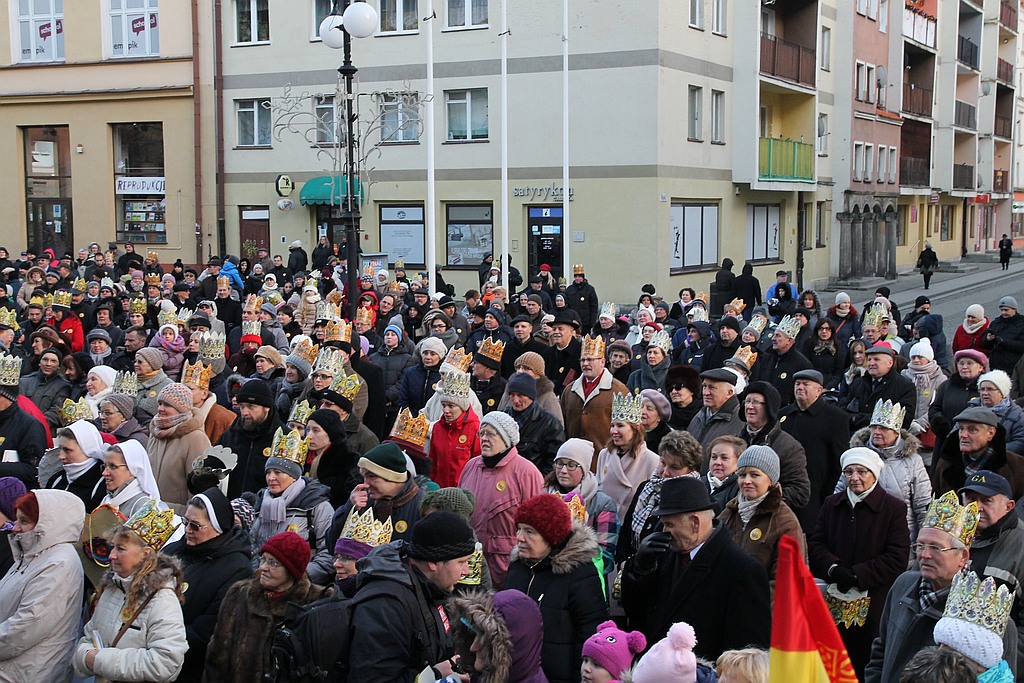 Tłum legniczan przeszedł w Orszaku Trzech Króli