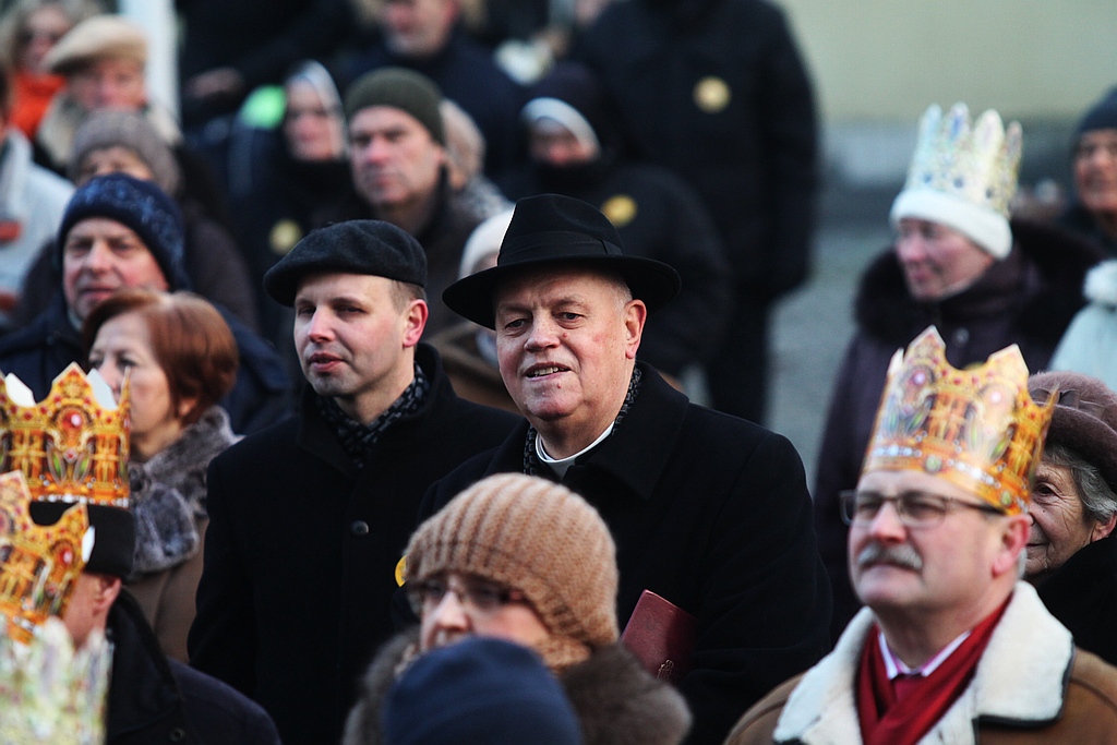 Tłum legniczan przeszedł w Orszaku Trzech Króli