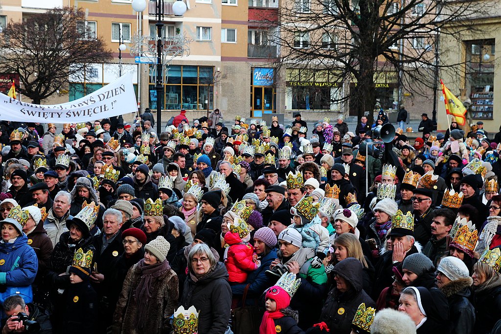 Tłum legniczan przeszedł w Orszaku Trzech Króli