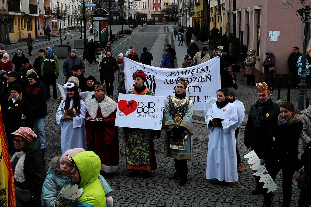 Tłum legniczan przeszedł w Orszaku Trzech Króli