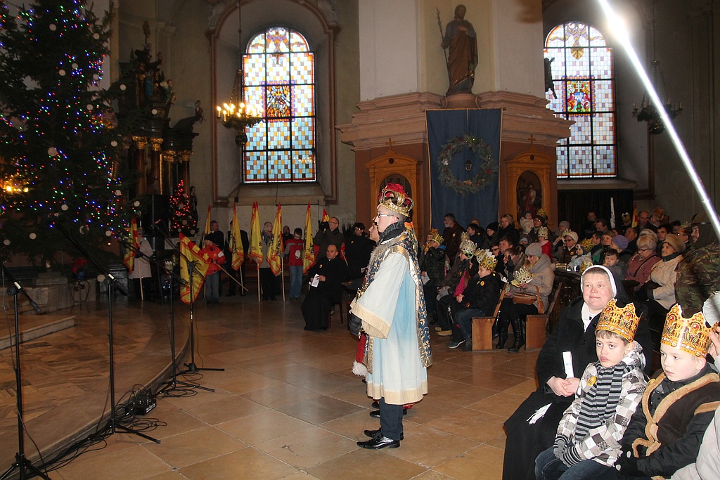 Tłum legniczan przeszedł w Orszaku Trzech Króli