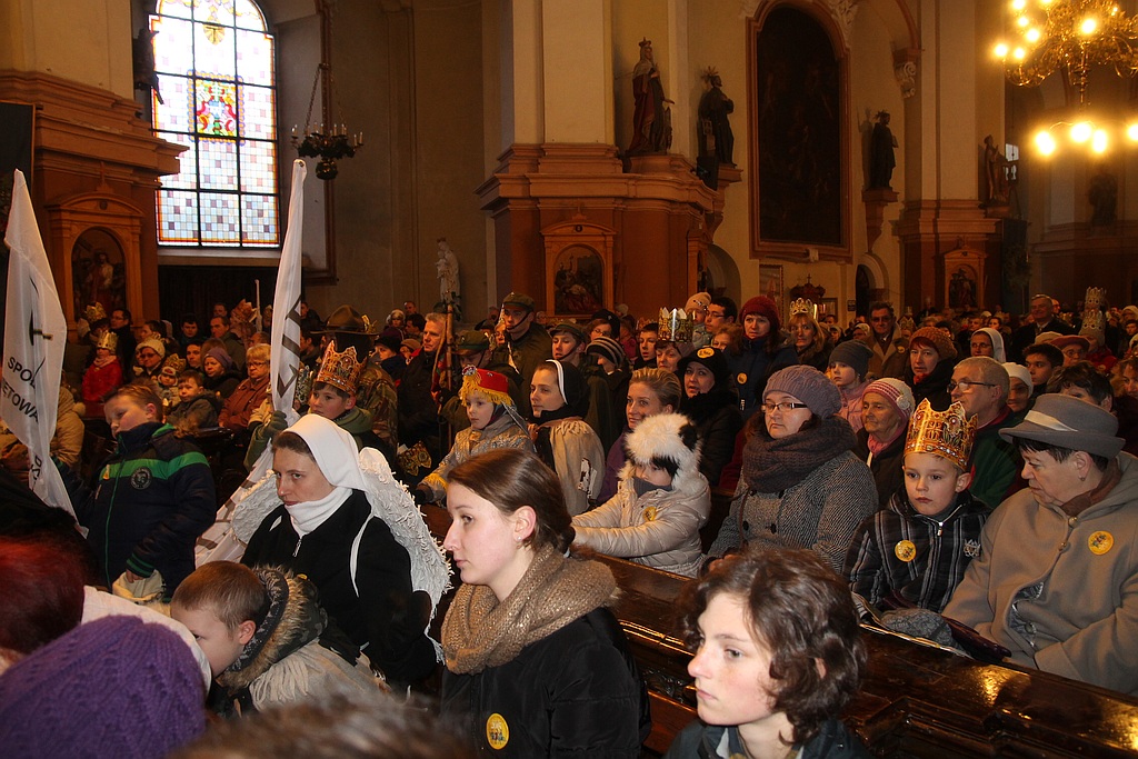 Tłum legniczan przeszedł w Orszaku Trzech Króli