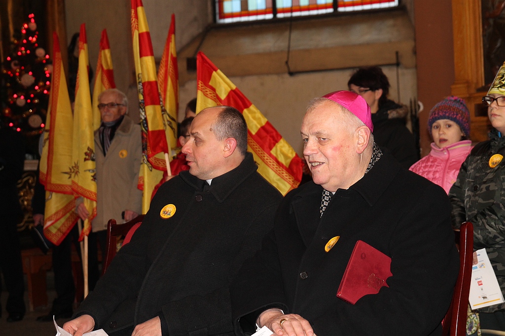 Tłum legniczan przeszedł w Orszaku Trzech Króli