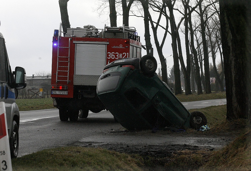 W Gołaczowie samochód wpadł do rowu