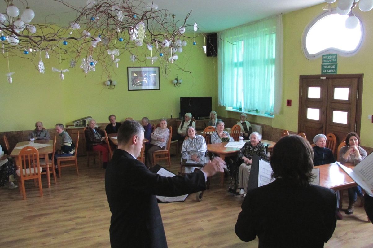 Zaśpiewali dla pensjonariuszy domu opieki