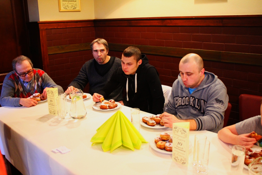 Wojtek mistrzem w jedzeniu pączków