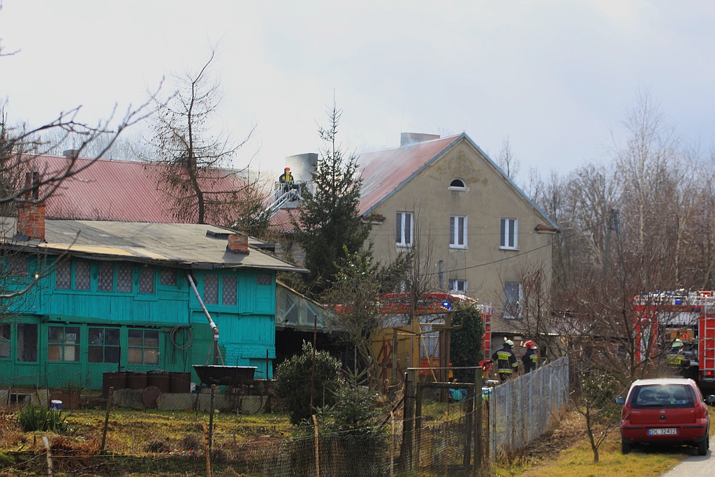 Pożar dachu w Lipcach. Trzy osoby ewakuowane