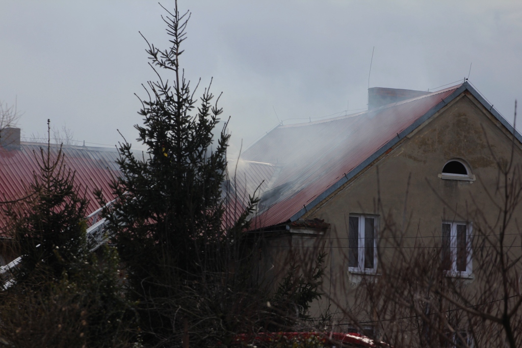 Pożar dachu w Lipcach. Trzy osoby ewakuowane