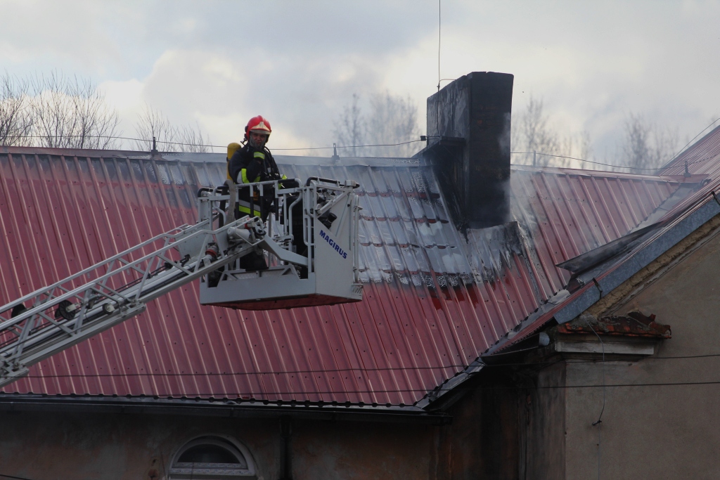 Pożar dachu w Lipcach. Trzy osoby ewakuowane