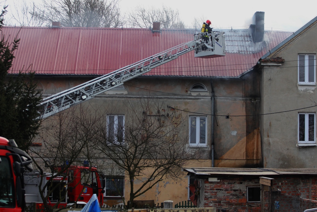 Pożar dachu w Lipcach. Trzy osoby ewakuowane