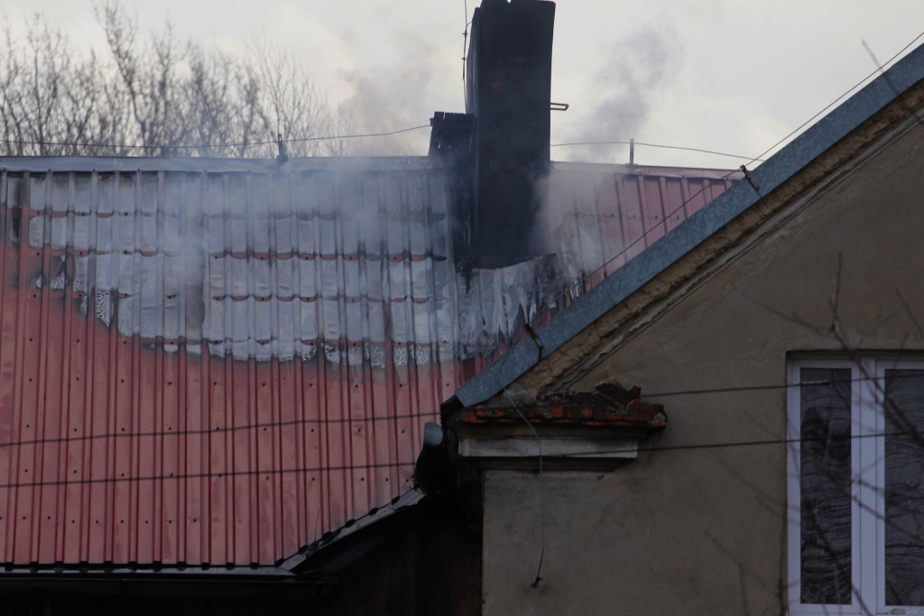 Pożar dachu w Lipcach. Trzy osoby ewakuowane