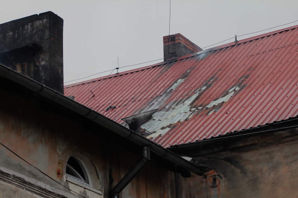 Pożar dachu w Lipcach. Trzy osoby ewakuowane