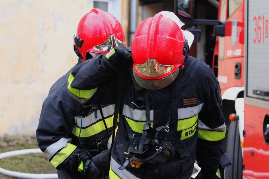 Pożar dachu w Lipcach. Trzy osoby ewakuowane