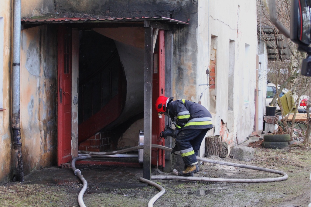 Pożar dachu w Lipcach. Trzy osoby ewakuowane