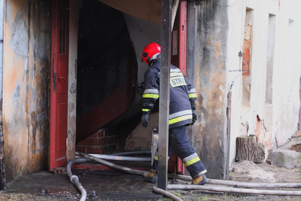 Pożar dachu w Lipcach. Trzy osoby ewakuowane