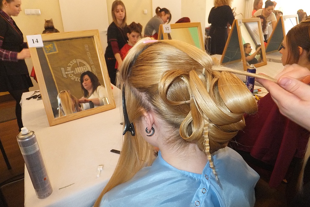 Mistrzynie grzebienia walczą o awans