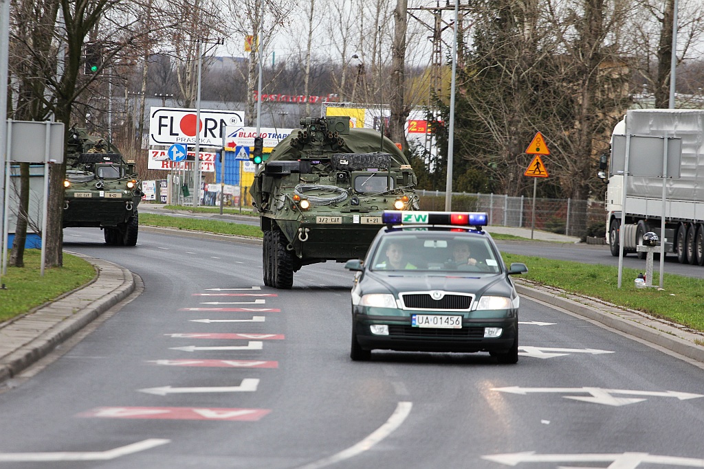 Amerykańskie wojsko jedzie przez Legnicę