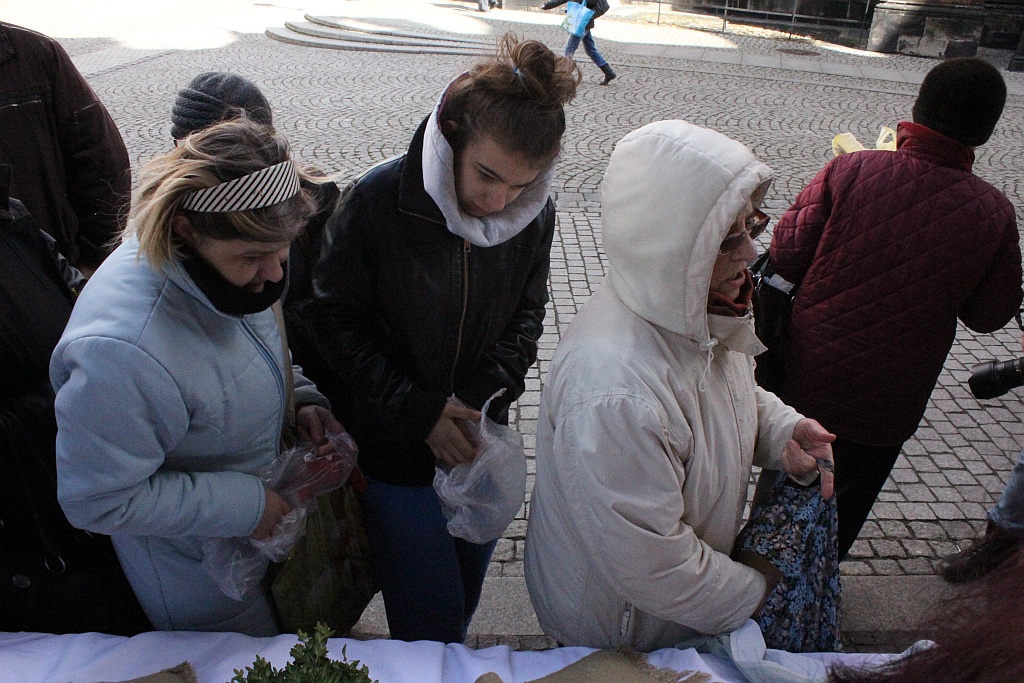 Chleb, śledzie i grosze w rynku jak tradycja nakazuje