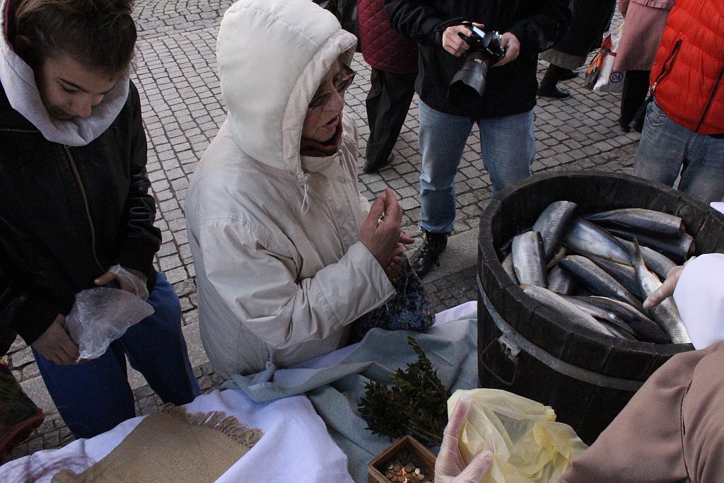 Chleb, śledzie i grosze w rynku jak tradycja nakazuje