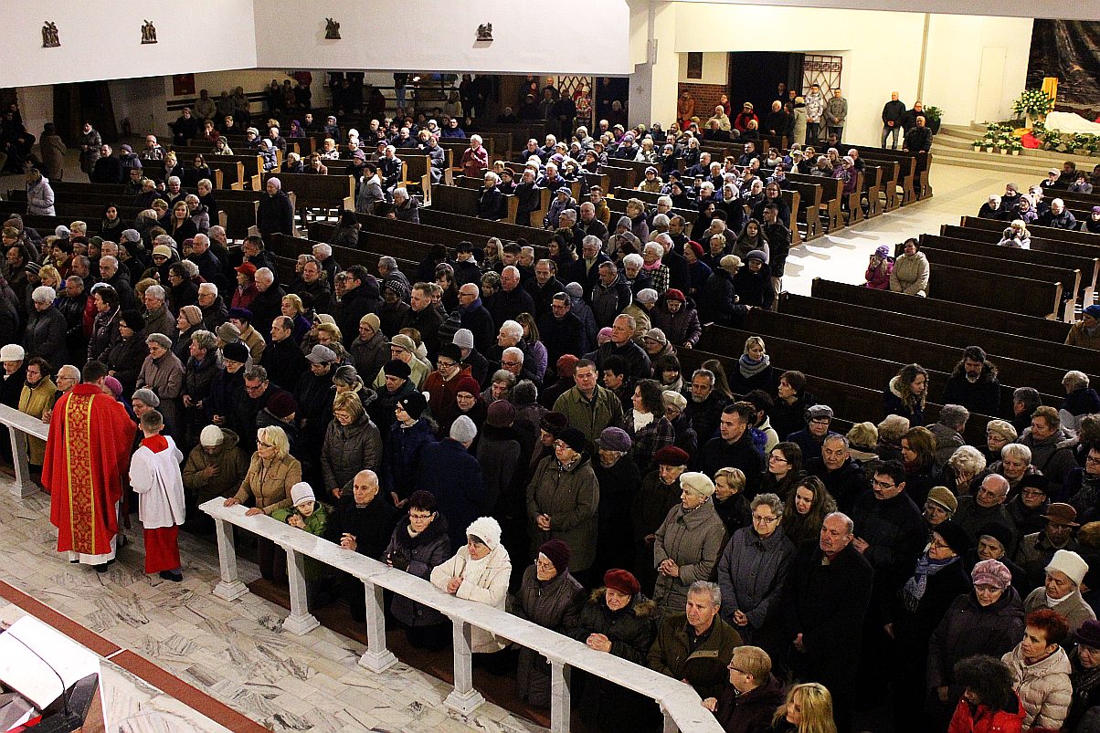 Wielki Piątek w kościele MBKP w Legnicy