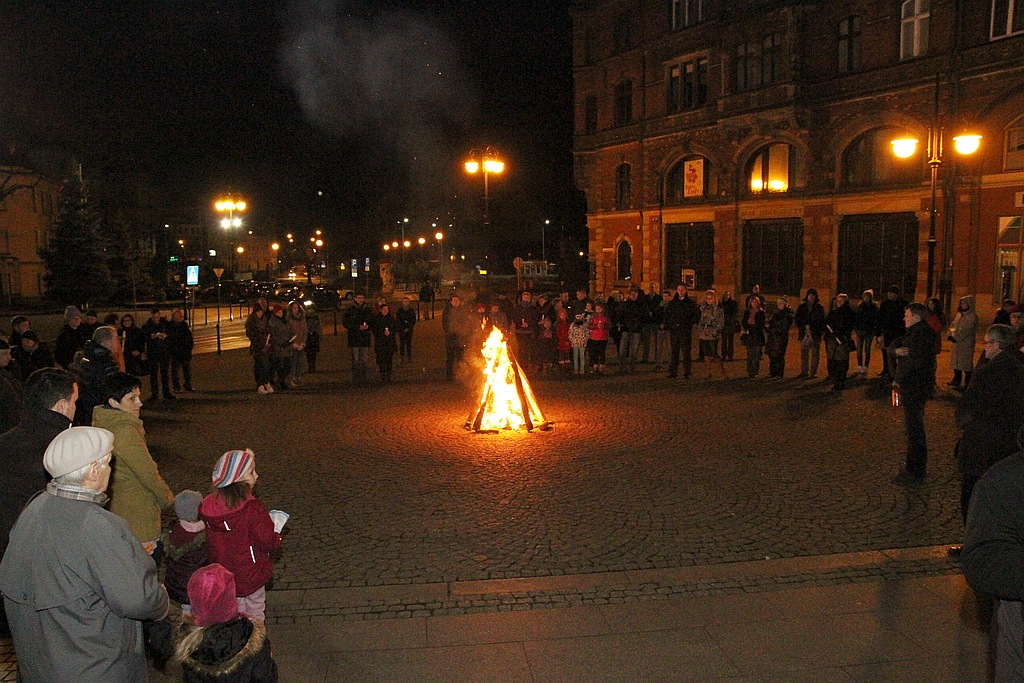 Ceremonia poświęcenia ognia w legnickiej Katedrze