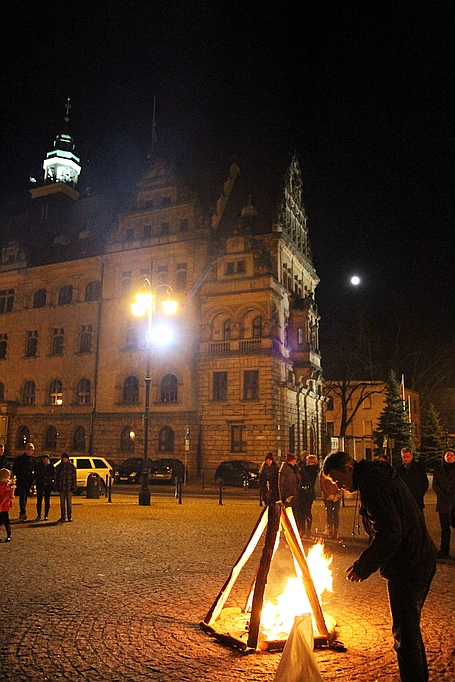 Ceremonia poświęcenia ognia w legnickiej Katedrze