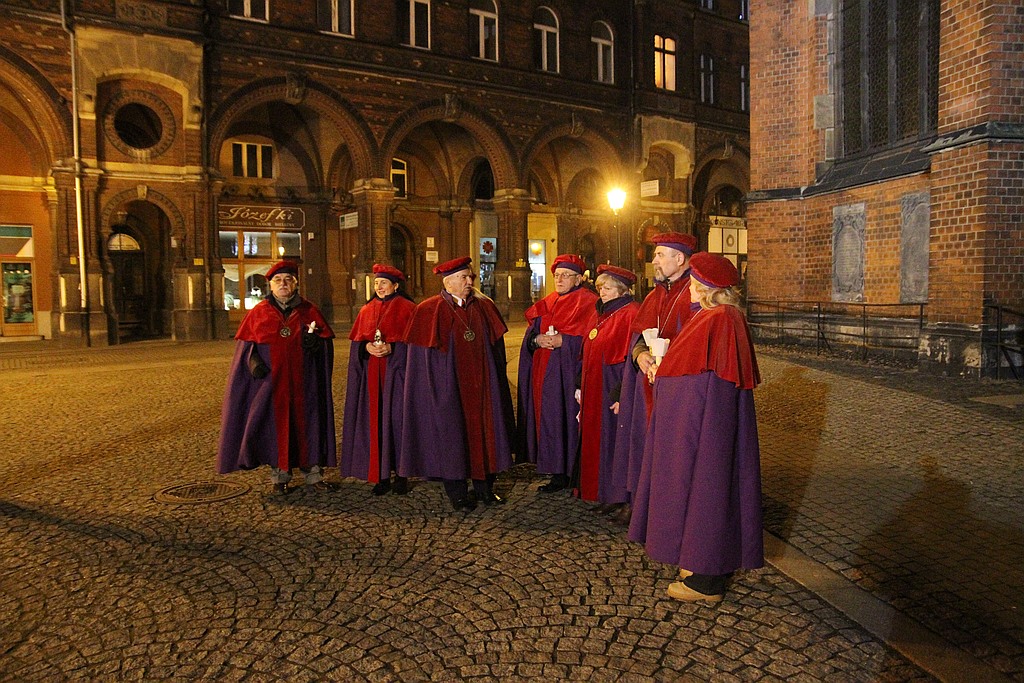 Ceremonia poświęcenia ognia w legnickiej Katedrze