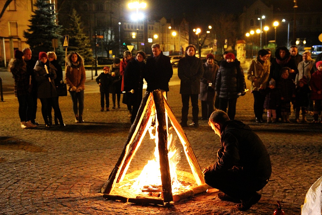 Ceremonia poświęcenia ognia w legnickiej Katedrze
