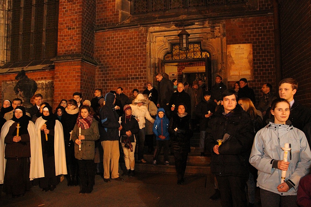 Ceremonia poświęcenia ognia w legnickiej Katedrze
