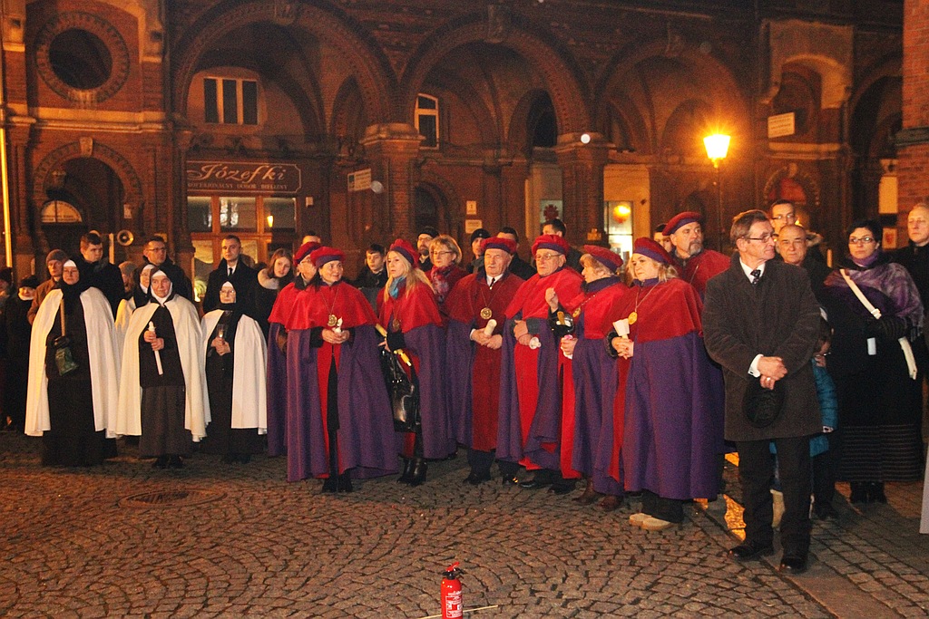 Ceremonia poświęcenia ognia w legnickiej Katedrze