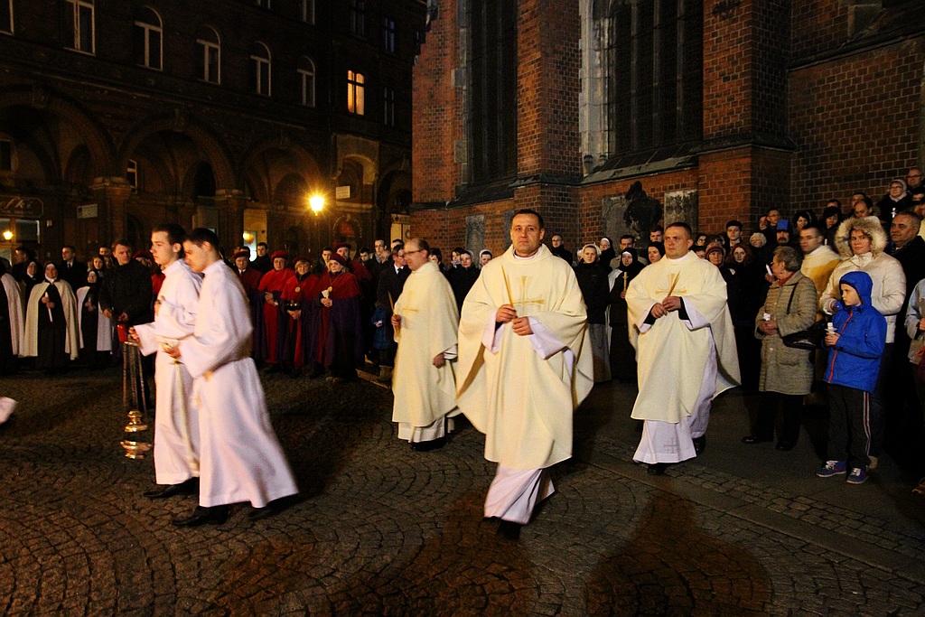 Ceremonia poświęcenia ognia w legnickiej Katedrze