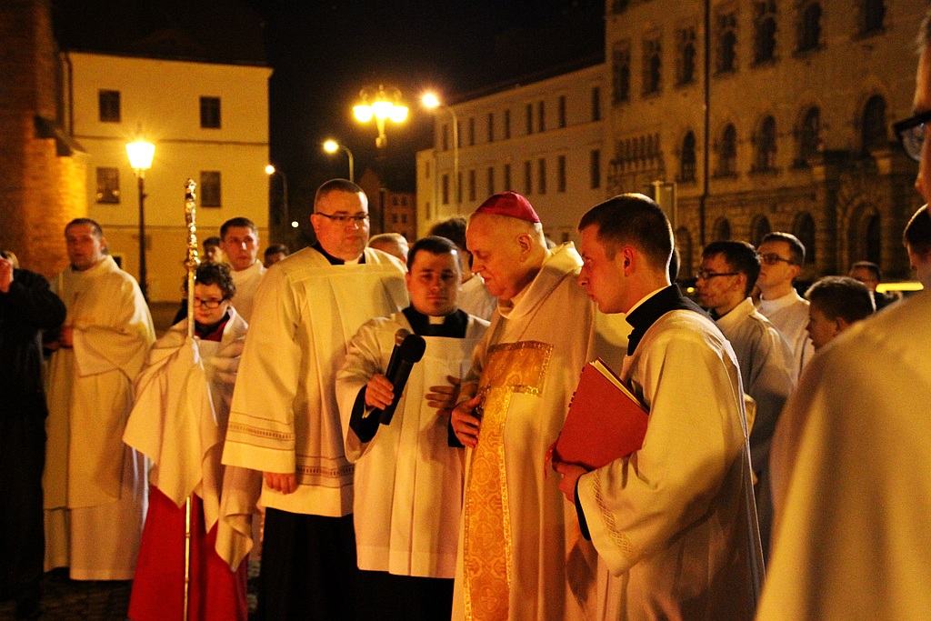 Ceremonia poświęcenia ognia w legnickiej Katedrze
