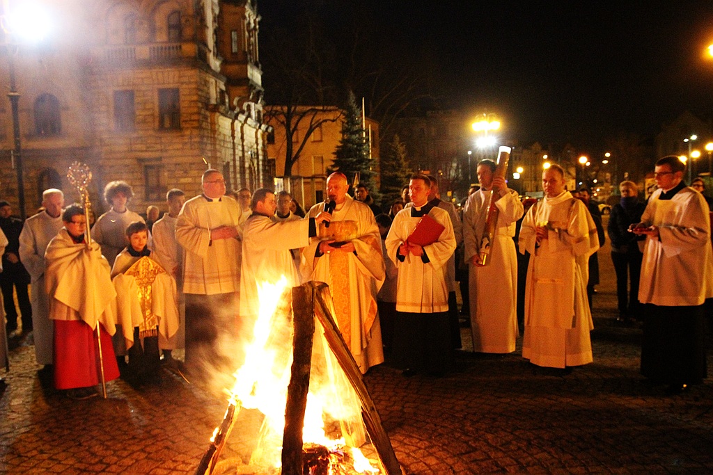 Ceremonia poświęcenia ognia w legnickiej Katedrze
