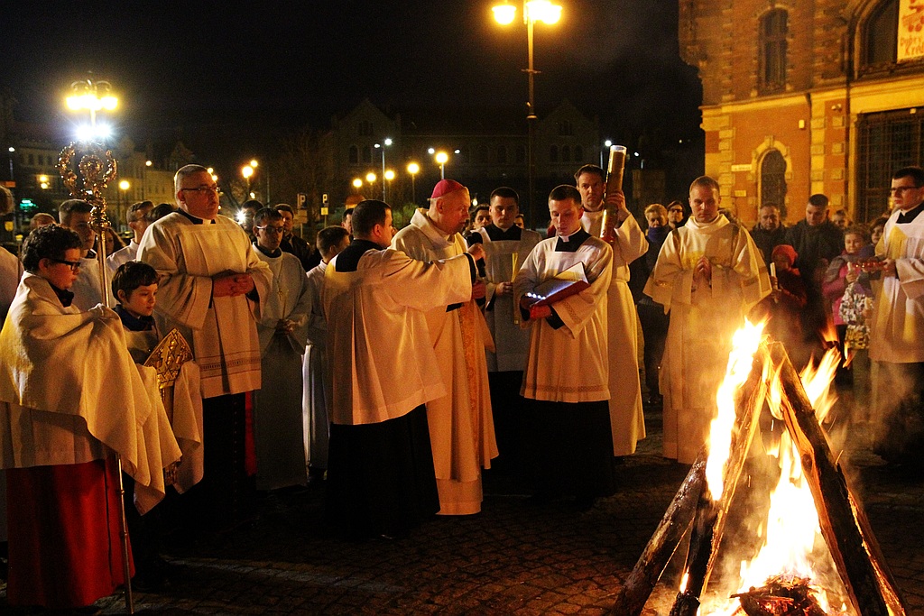 Ceremonia poświęcenia ognia w legnickiej Katedrze