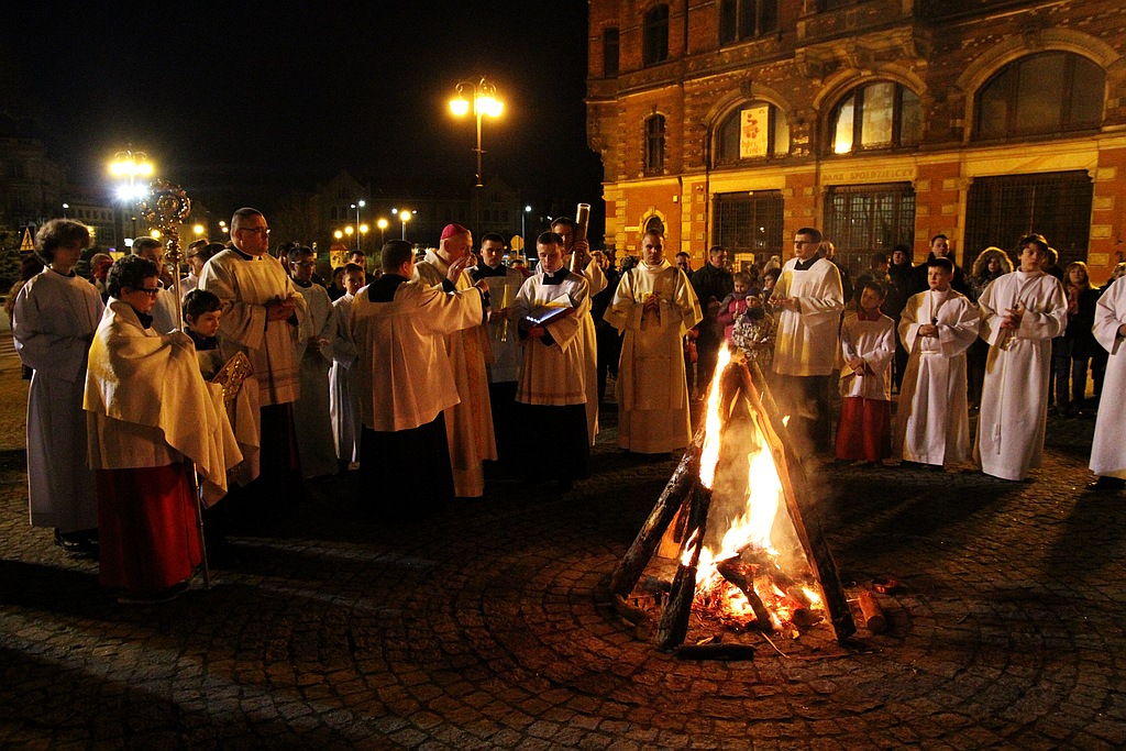 Ceremonia poświęcenia ognia w legnickiej Katedrze