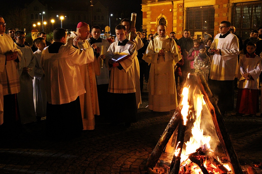 Ceremonia poświęcenia ognia w legnickiej Katedrze