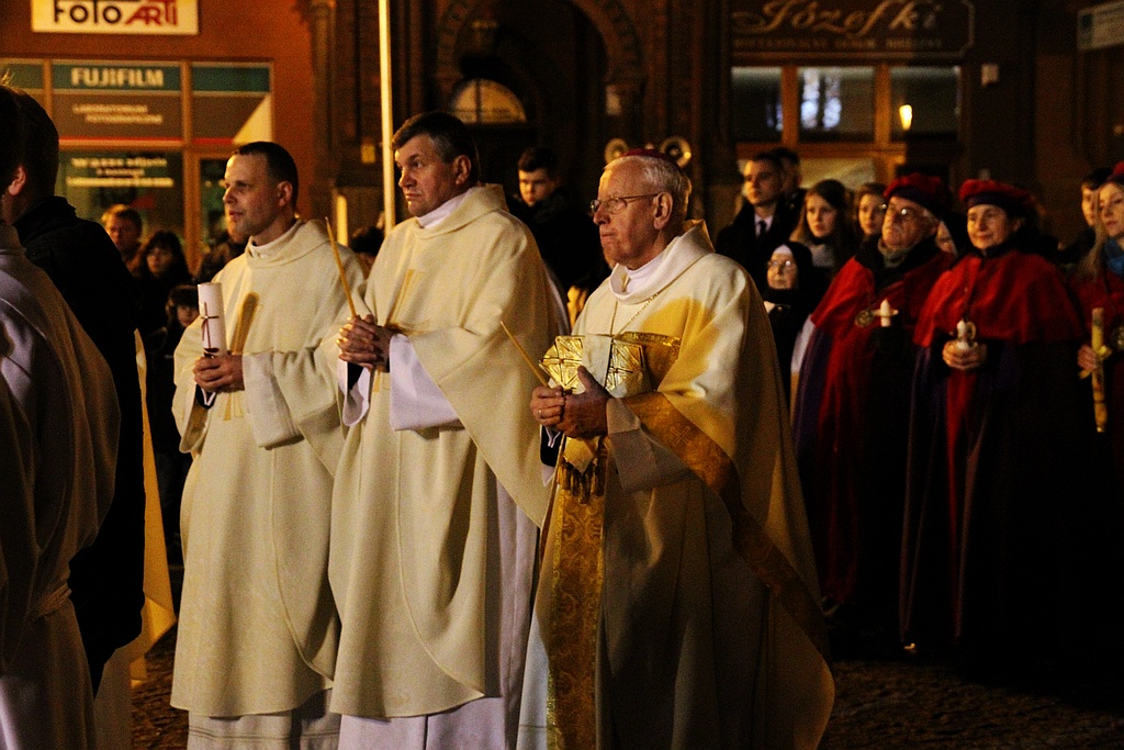 Ceremonia poświęcenia ognia w legnickiej Katedrze