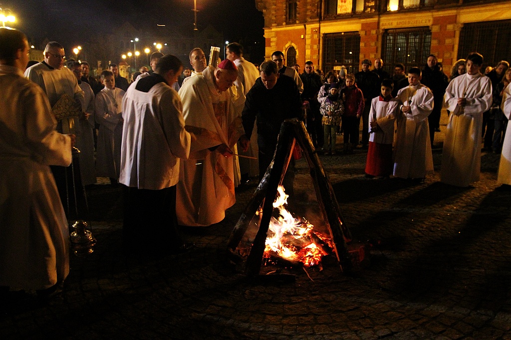 Ceremonia poświęcenia ognia w legnickiej Katedrze