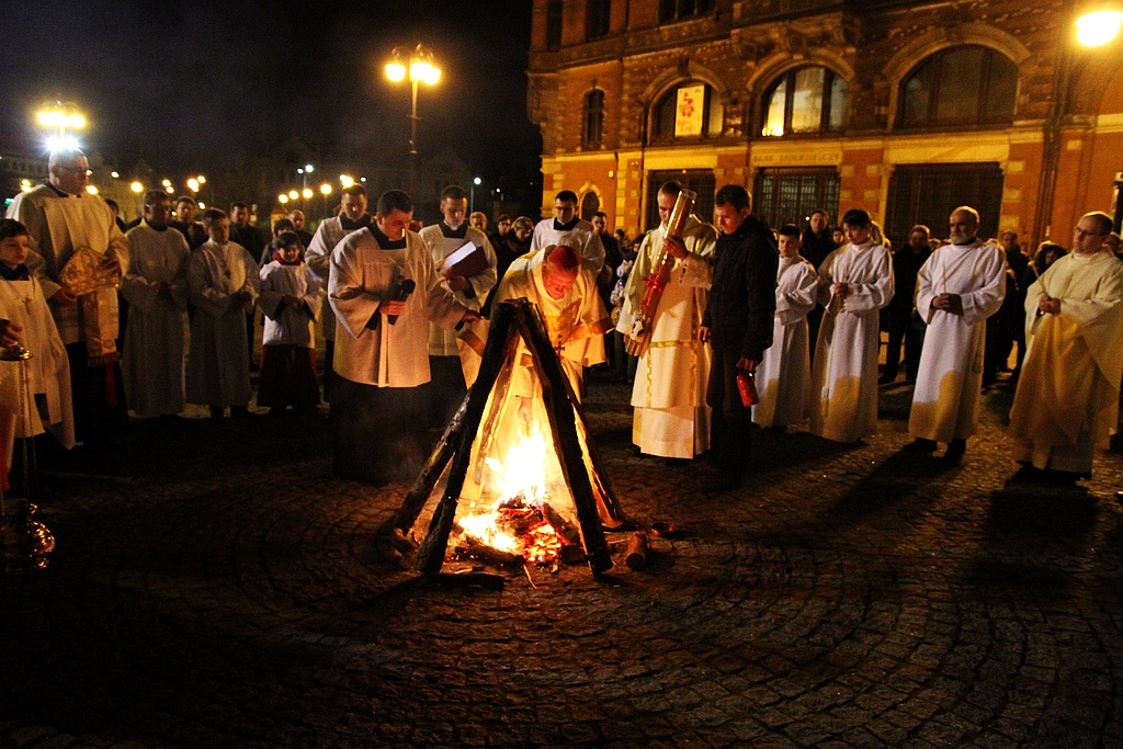 Ceremonia poświęcenia ognia w legnickiej Katedrze