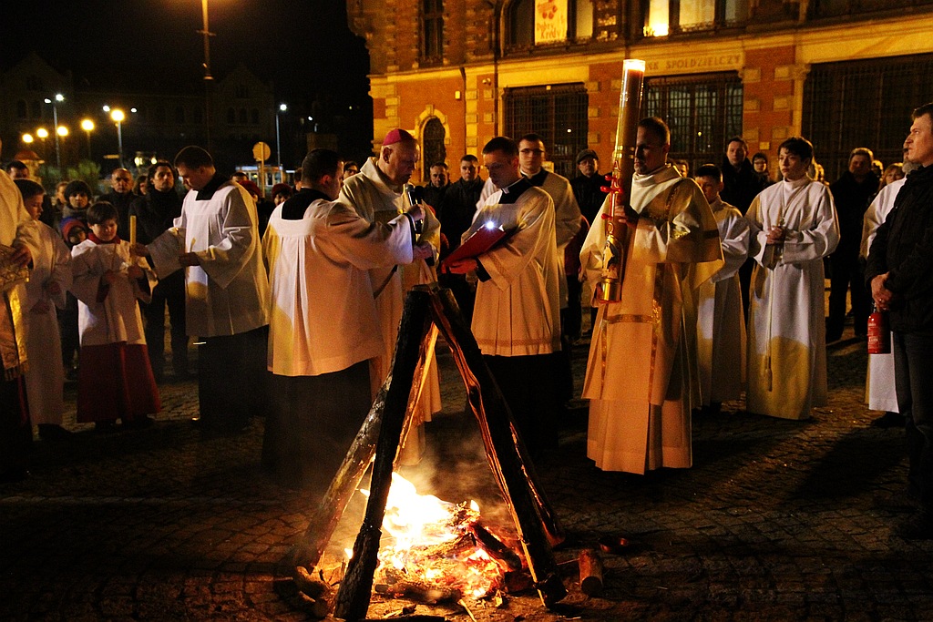 Ceremonia poświęcenia ognia w legnickiej Katedrze