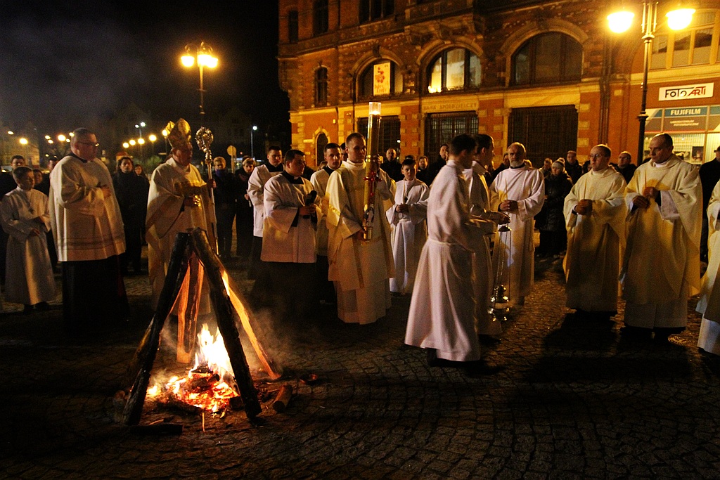 Ceremonia poświęcenia ognia w legnickiej Katedrze
