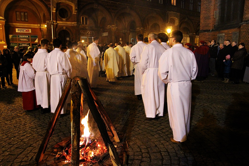 Ceremonia poświęcenia ognia w legnickiej Katedrze