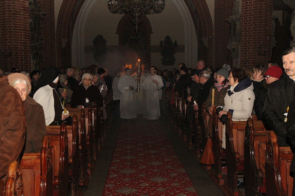 Ceremonia poświęcenia ognia w legnickiej Katedrze