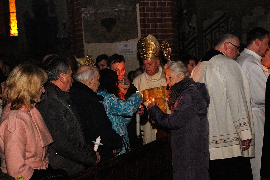 Ceremonia poświęcenia ognia w legnickiej Katedrze