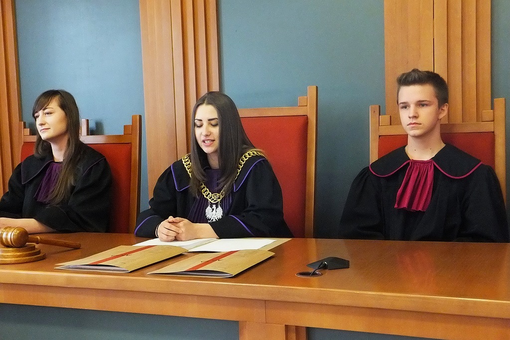 Pokazowa rozprawa w wykonaniu uczniów „ekonoma”