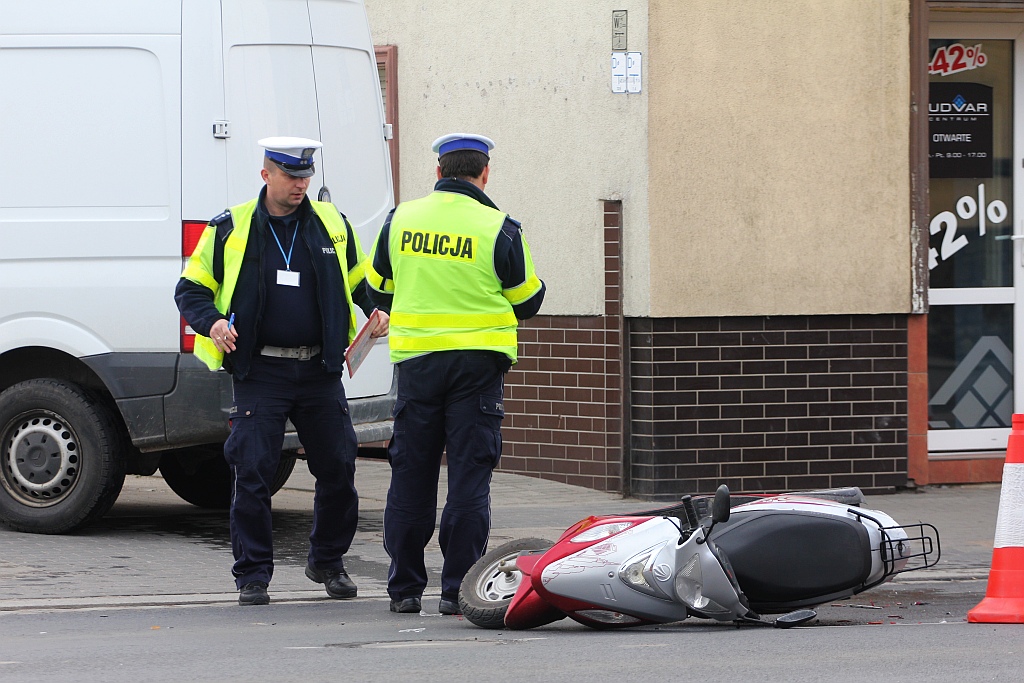 Motorowerzysta wjechał w busa
