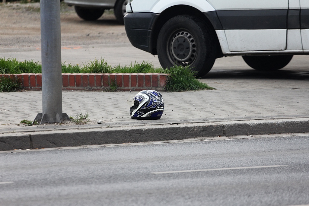Motorowerzysta wjechał w busa
